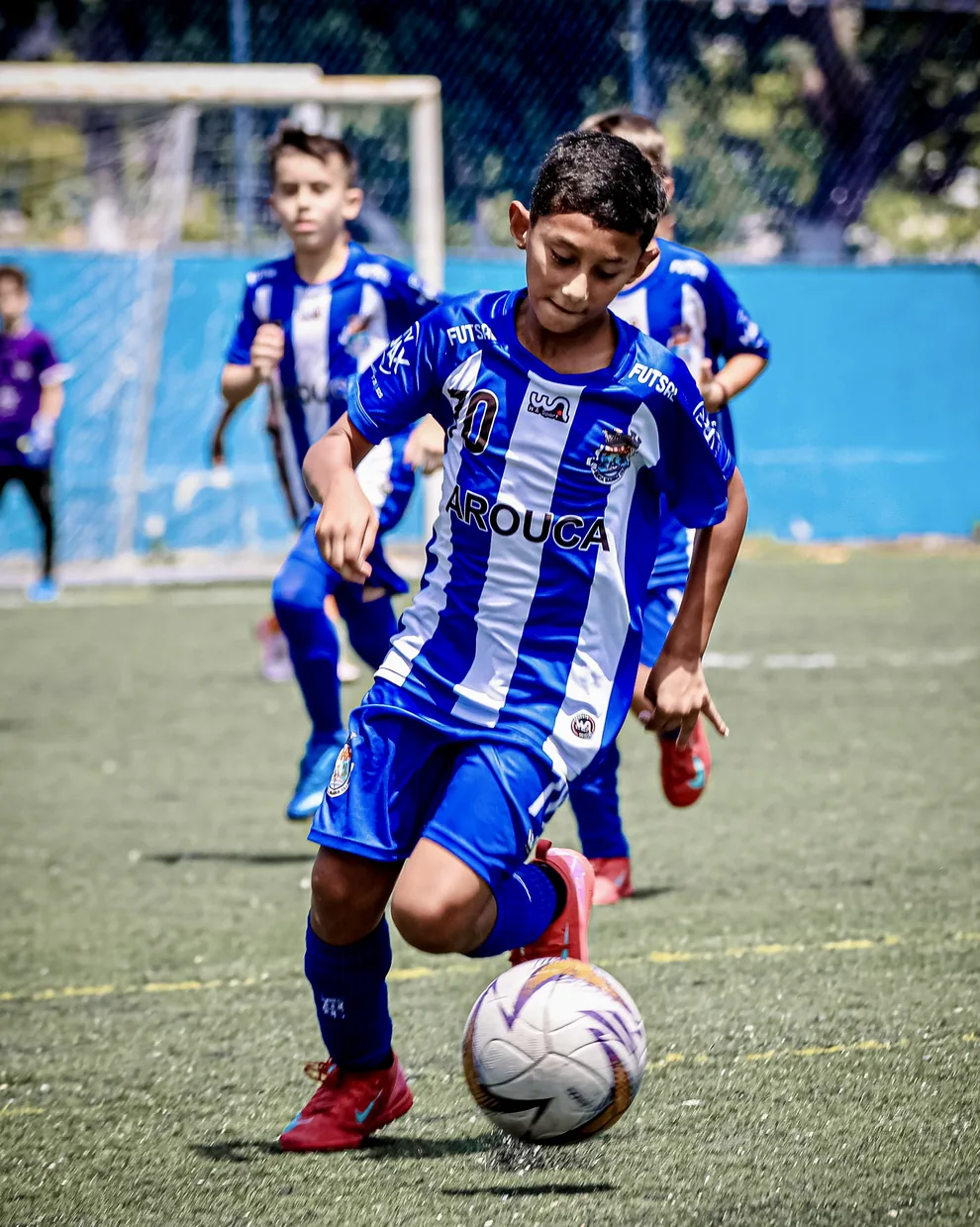 Lucas Maestrinho Arouca conduzindo a bola em velocidade