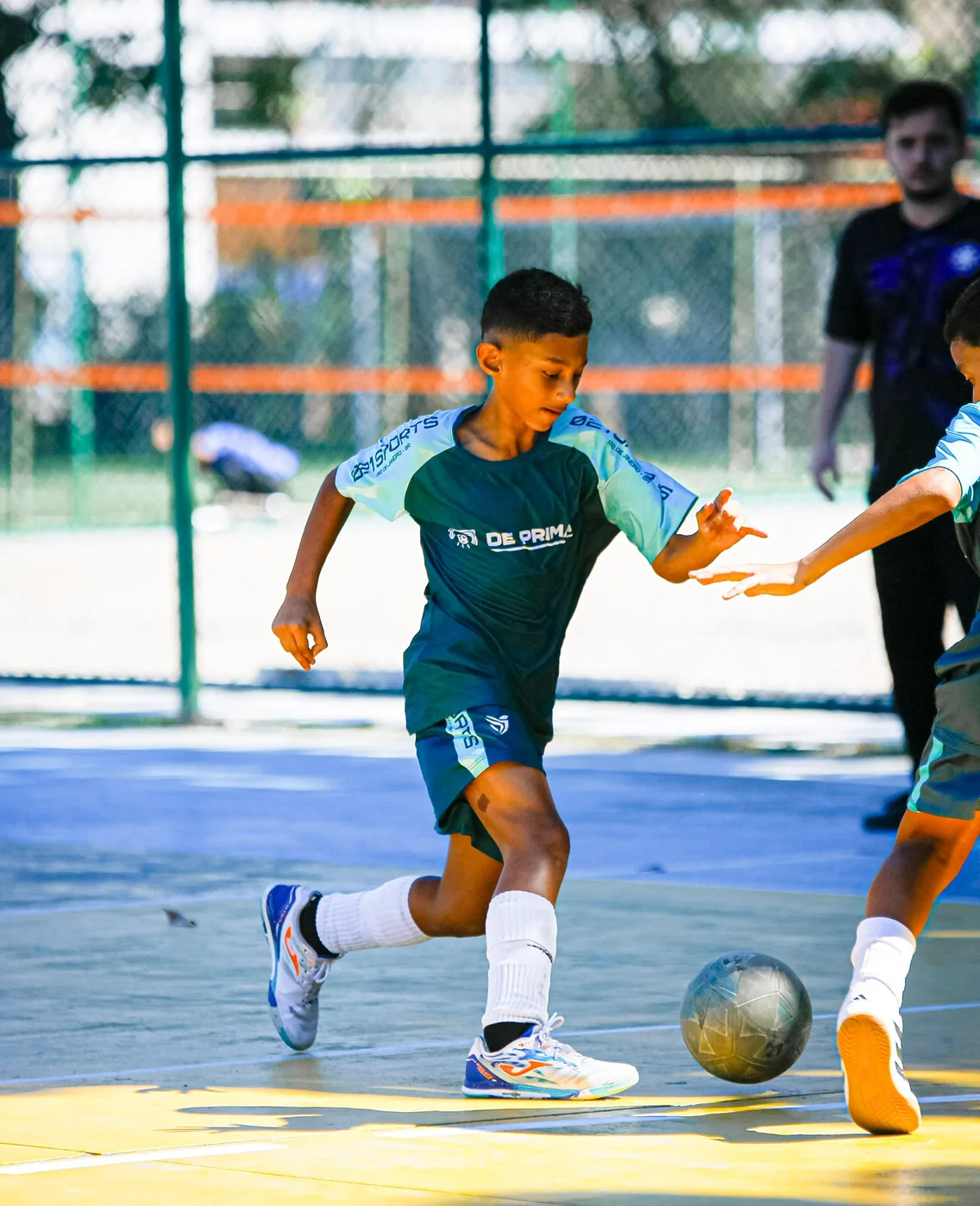 Lucas Maestrinho em acao na quadra com a camisa De Prima