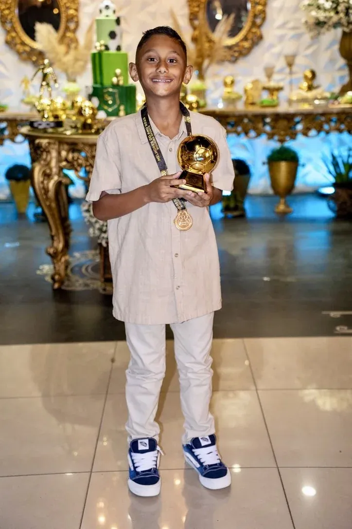 Lucas Maestrinho com a Bola de Ouro 2025 — Melhor meia e ponta esquerda
