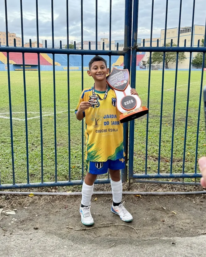 Lucas Maestrinho tetracampeao carioca Rio Futsal Sub-11 com o trofeu