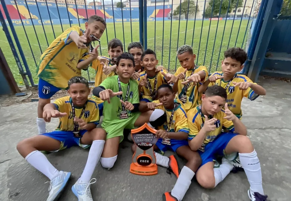 Lucas Maestrinho celebrando com colegas do RV Futsal
