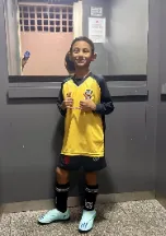 Lucas Maestrinho na Vasco Academy com camisa amarela 2023