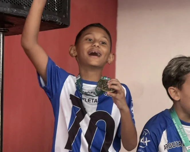 Lucas Maestrinho comemorando vitória no palco